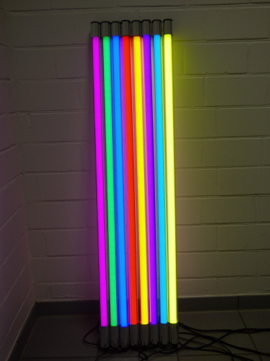 Hier sehen Sie bunte LED Leuchtstäbe für Deko Events und vieles mehr...